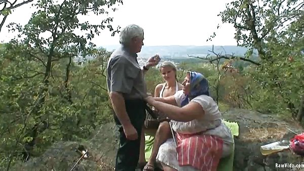 Горячая латина с маленькими олухами, забитыми и застекленными