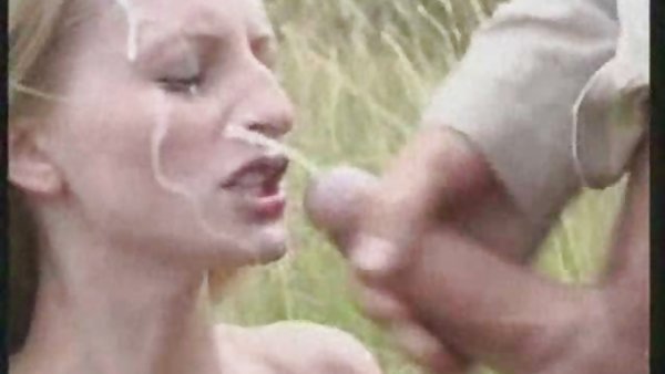 Улыбающаяся cutie пользуется осенью лизать перед полным ударом анальный