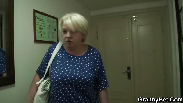 Симпатичная девушка трахается другом, будучи связанным