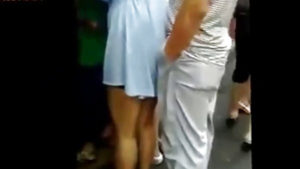 Голая принцесса получает свой гладкий пирог, наполненный сливками
