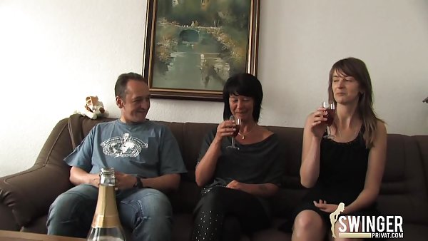 Маленький spunkmouth Lulu сначала получает DPed