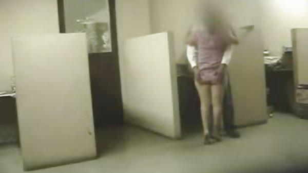 Две симпатичные девушки целуют друг друга и пробуют друг друга.
